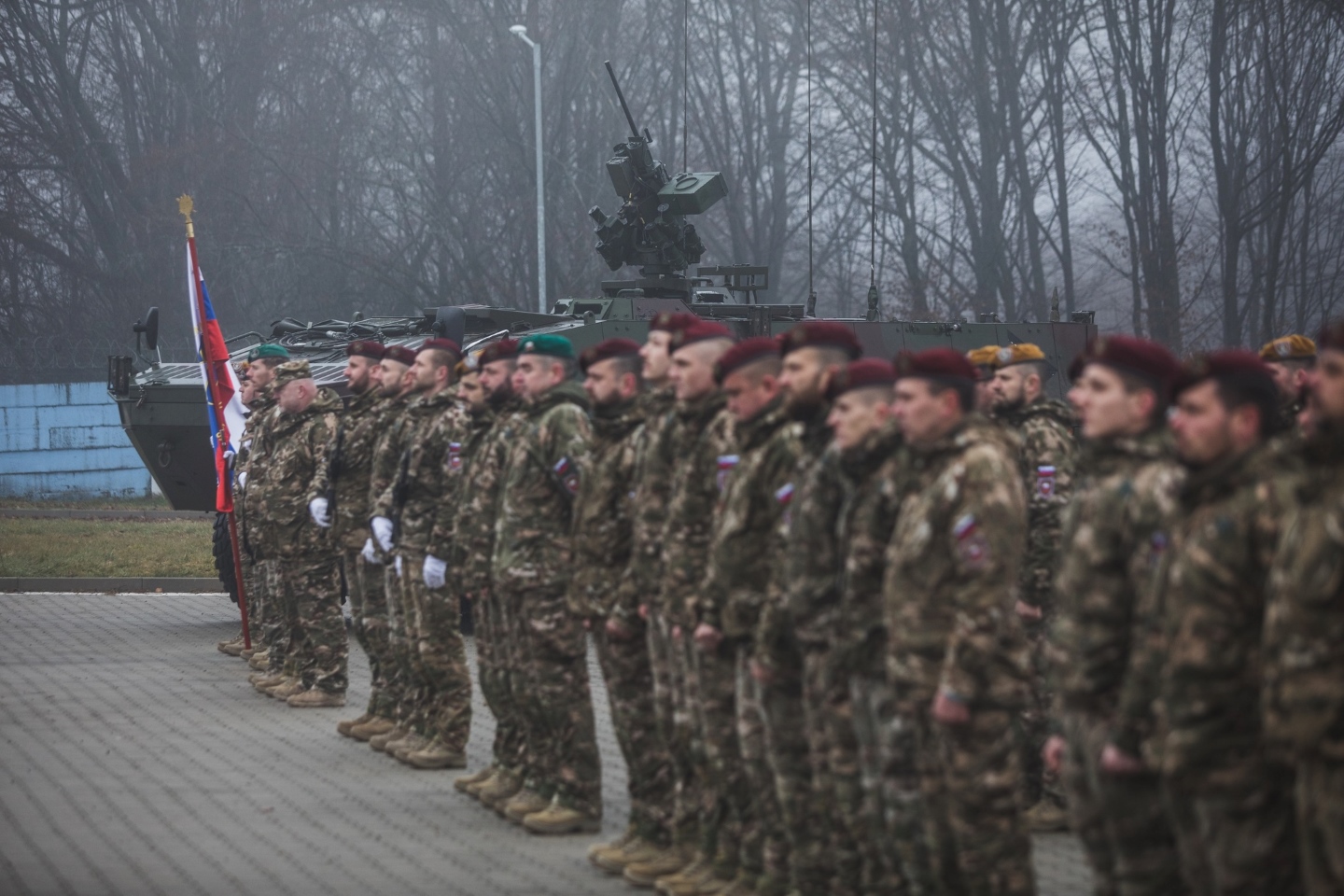 Bi tudi v Sloveniji morali ponovno uvesti obvezno služenje vojaškega roka?