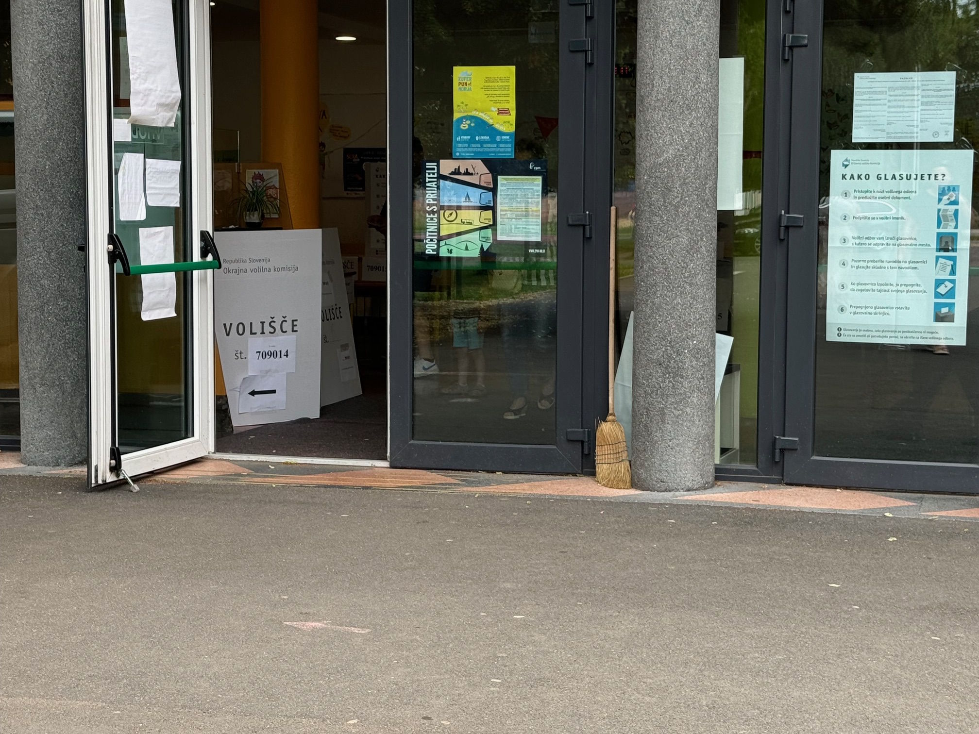 Pred referendumi visoka udeležba na predčasnem glasovanju: Koliko volivcev je že glasovalo?
