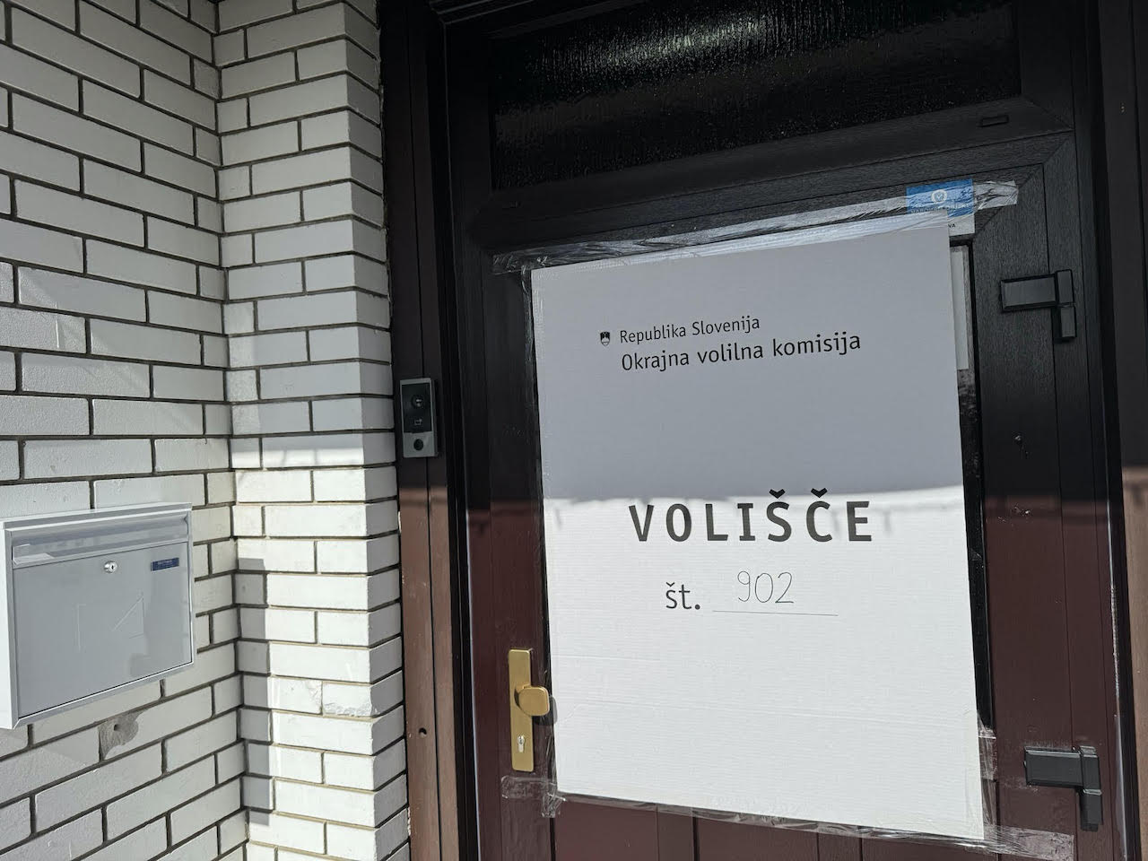 Do 9. ure kar štiri obvestila o domnevnih kršitvah volilnega molka