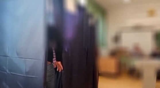 VIDEO: Posneta volilna goljufija vladajoče stranke, neznanci nadzirajo volivce kar v kabinah