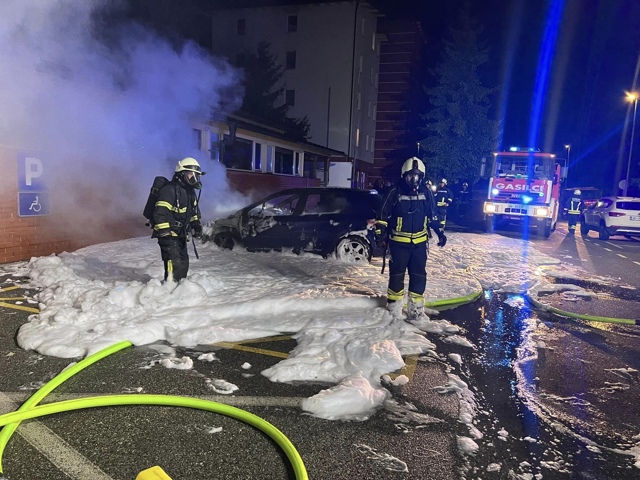 FOTO: Pri Centru za socialno delo zagorelo vozilo