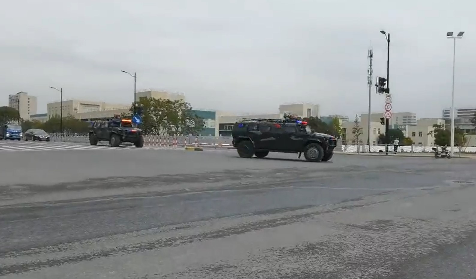 VIDEO: Kitajska policija po 33 letih na ulice poslala oklepna vozila, kaj je razlog?
