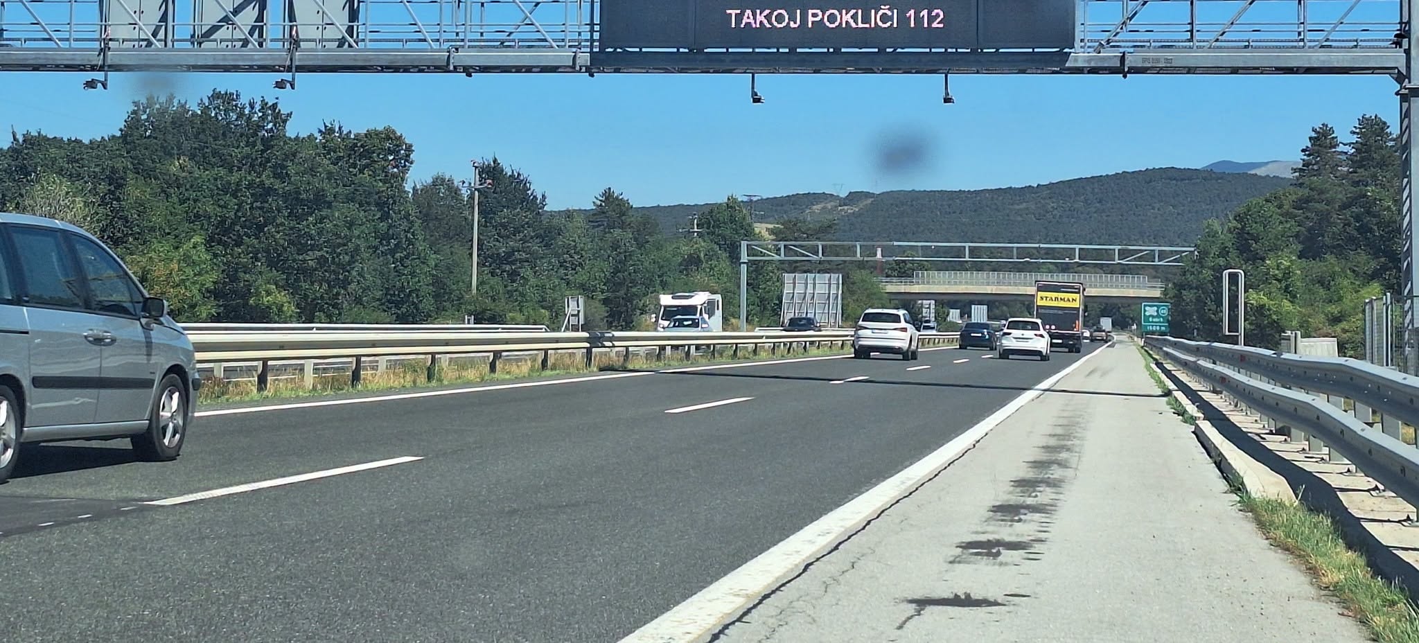 FOTO: Ste na avtocesti že zasledili to nenavadno opozorilo?