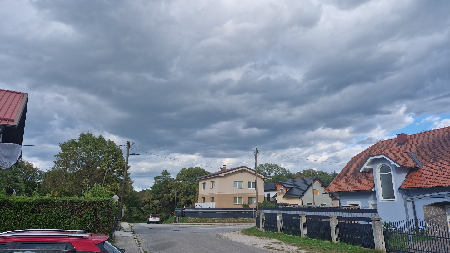 Meteorologi napovedujejo vremenski preobrat, prihajajo plohe in nevihte