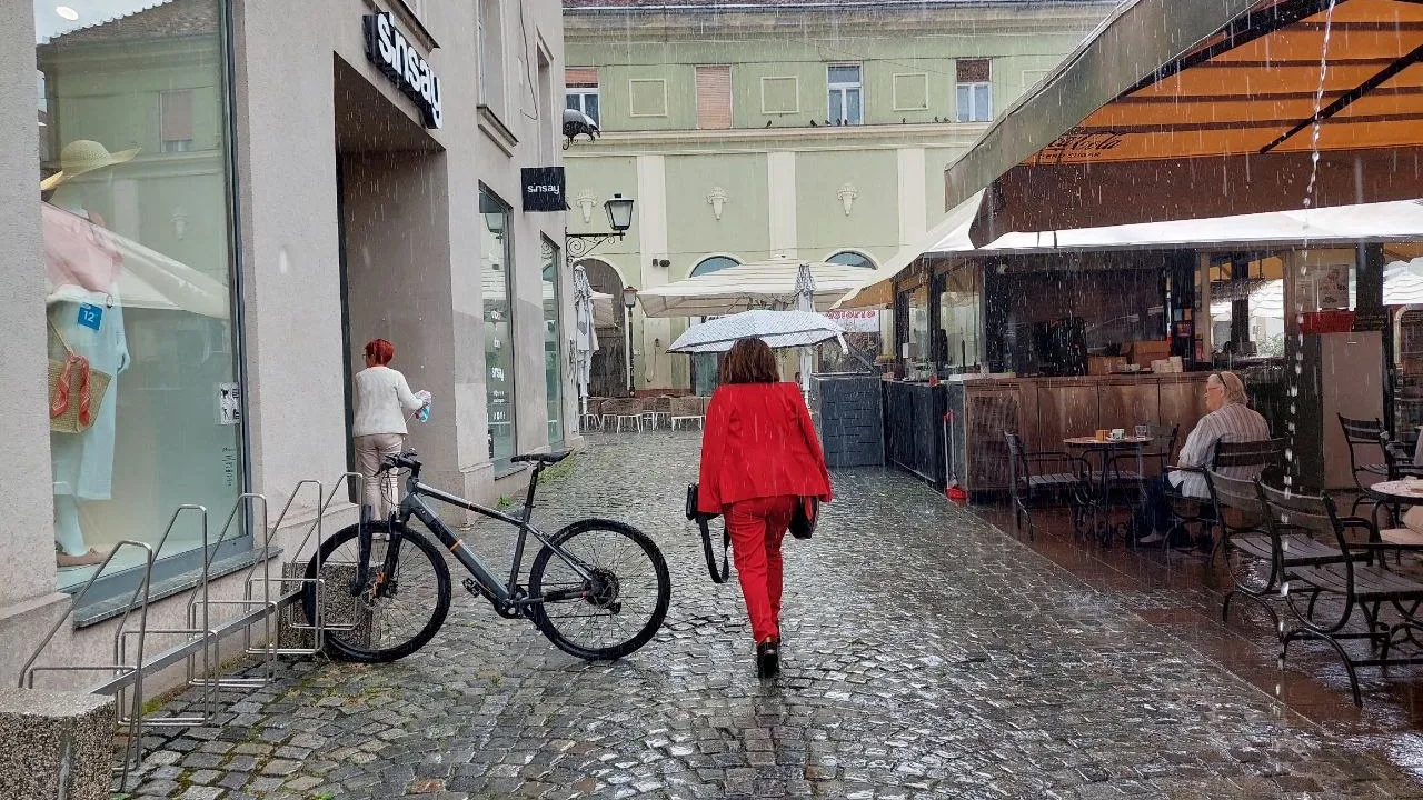 V prihodnjih dnevih bo vetrovno, v nižinah lahko zapade tudi sneg