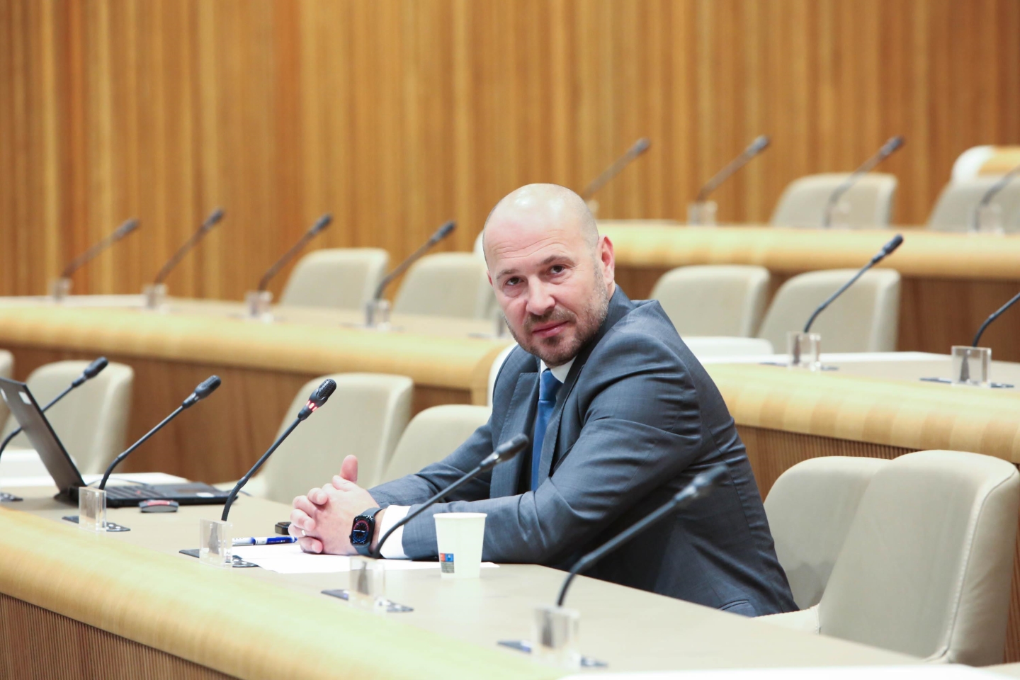 Novi minister za infrastrukturo s strankarskima kolegoma obtožen zlorabe položaja