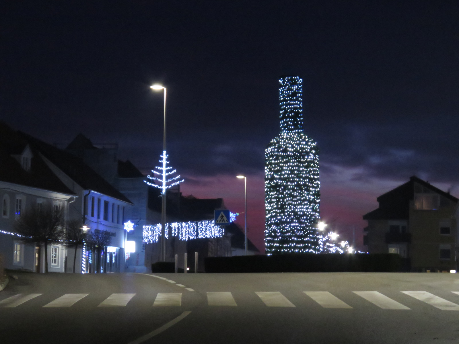 FOTO: Ste si že ogledali božično drevo v obliki vinske steklenice?