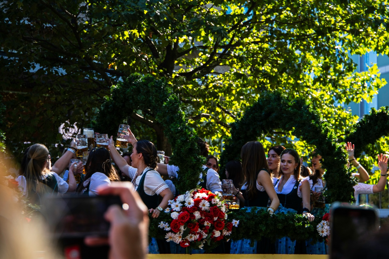 Na Oktoberfestu se spopadajo z grozljivim početjem: Na spletu na tisoče posnetkov žensk