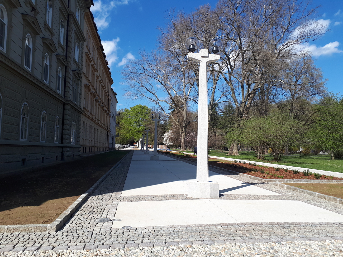FOTO: Promenada v mestnem parku že dobiva pravo podobo