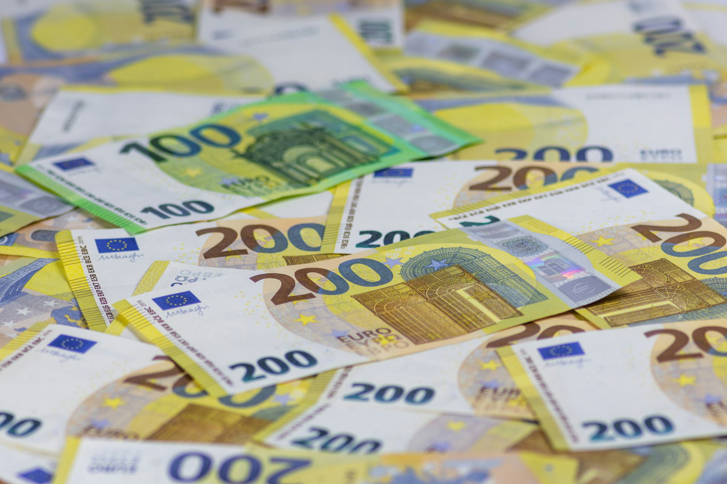 Skoraj 40.000 evrov letnega dodatka? V javnem sektorju gre skozi