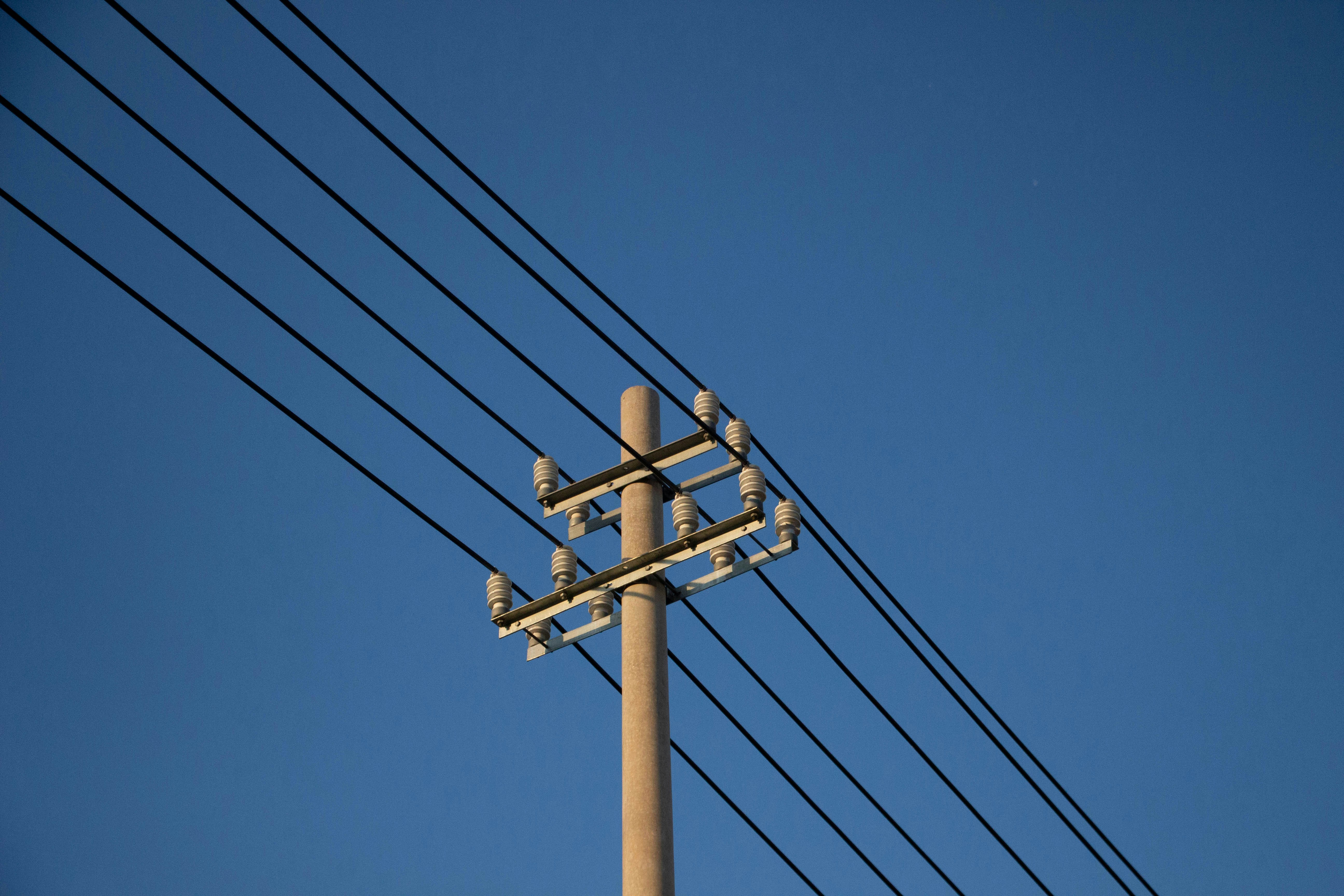 Razburjenje zaradi omrežnine se nadaljuje: Agencija za energijo pripravila nadgradnjo, ki bo vplivala na vse odjemalce