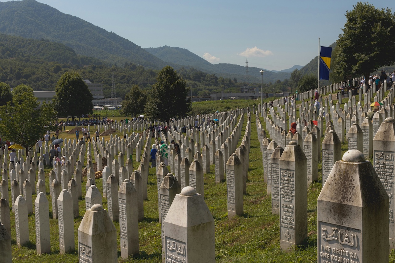 Umrl Ratko Mladić, obsojen zaradi genocida v Srebrenici