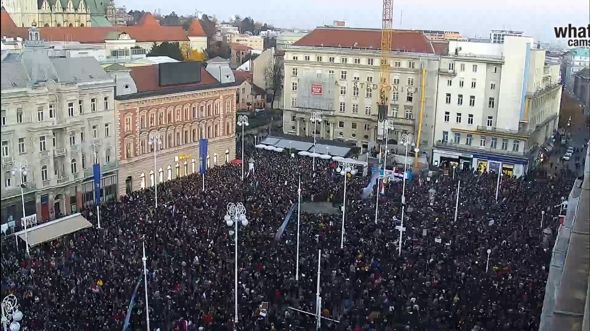 FOTO: Beli tihi marš v Zagrebu &#8211; 15.000 protestnikov proti covidnim potrdilom