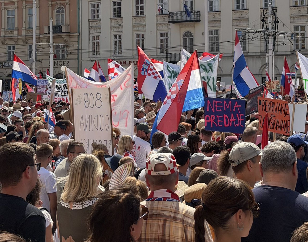 Zagreb preplavile množice: na desettisoče ljudi protestira zaradi odpadkov (FOTO in VIDEO)