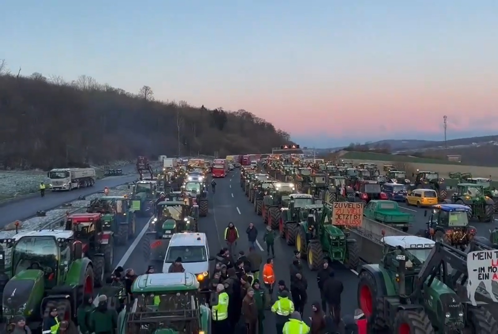 VIDEO: Jezni kmetje v Nemčiji blokirajo promet in zapirajo avtoceste