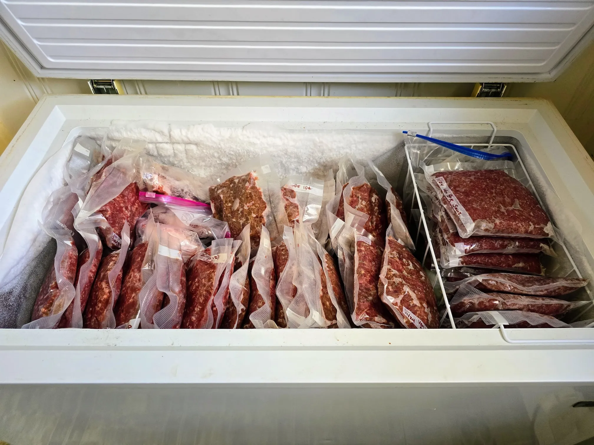 Tat iz kleti odnesel 40 kilogramov mesa, junaki v modrem so ga vrnili oškodovanki