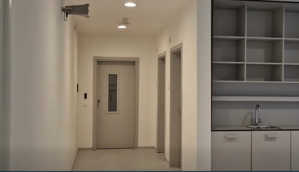 Je novi zapor v Sloveniji res boljše opremljen kot bolniške ali študentske sobe?