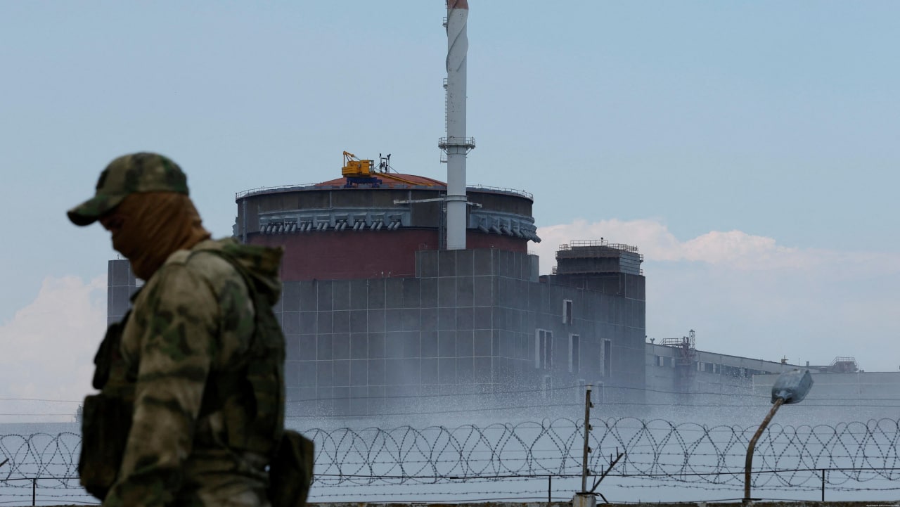 Na območju nuklearke Zaporožje silovite eksplozije, napadalci se igrajo z ognjem