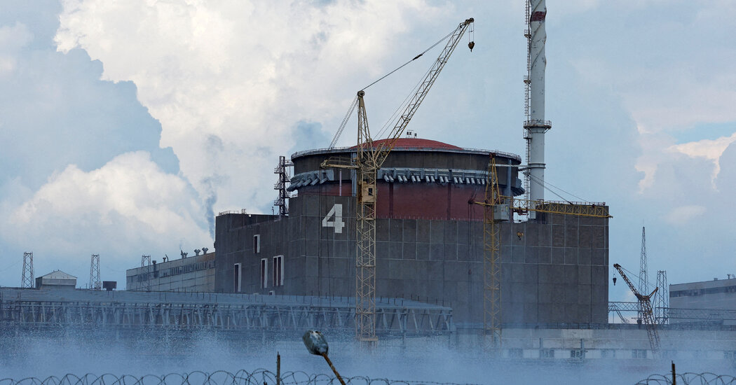 Rusija: Ukrajina streljala v bližini reaktorjev in poškodovala nuklearko v Zaporožju