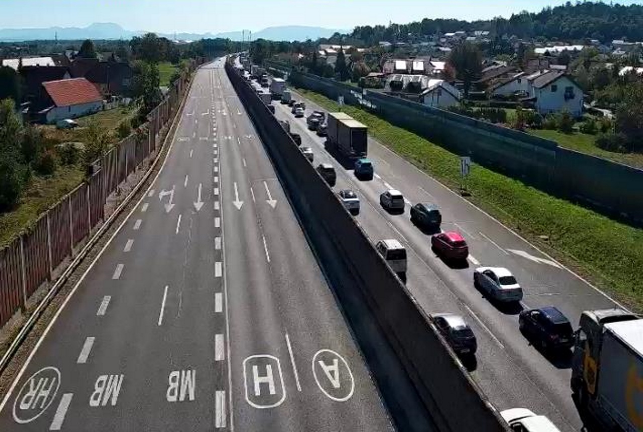 Zaradi nesreče zaprt vozni pas v smeri proti Ljubljani, nastaja zastoj