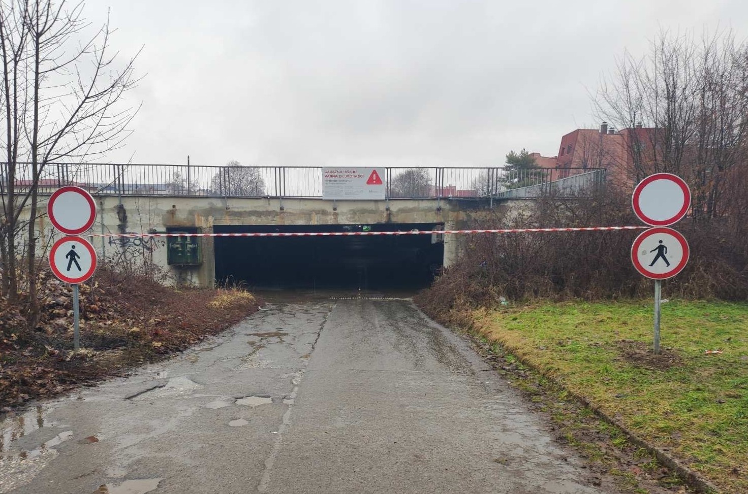 Garažna hiša na Klinetovi ulici od danes naprej zaprta za uporabo