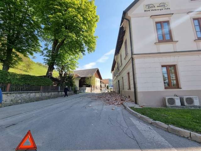 Zaradi porušenega zidu zaprta cesta pri Slovenj Gradcu