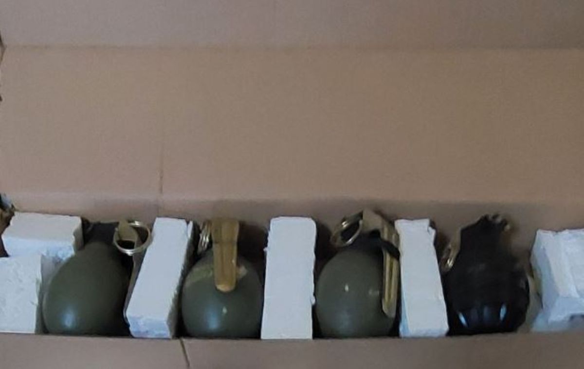 Policisti potrkali na vrata 67-letnega Štajerca, nato odkrili štiri ročne bombe