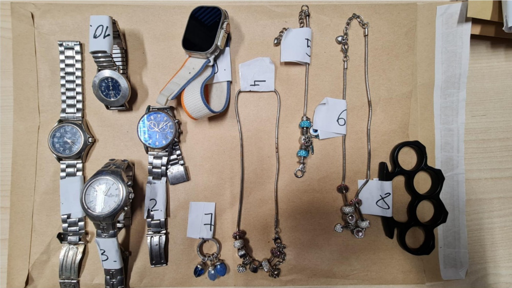 Na Štajerskem stopili na prste storilcu velike tatvine: Našli ure, zapestnice, konopljo, orožje ...