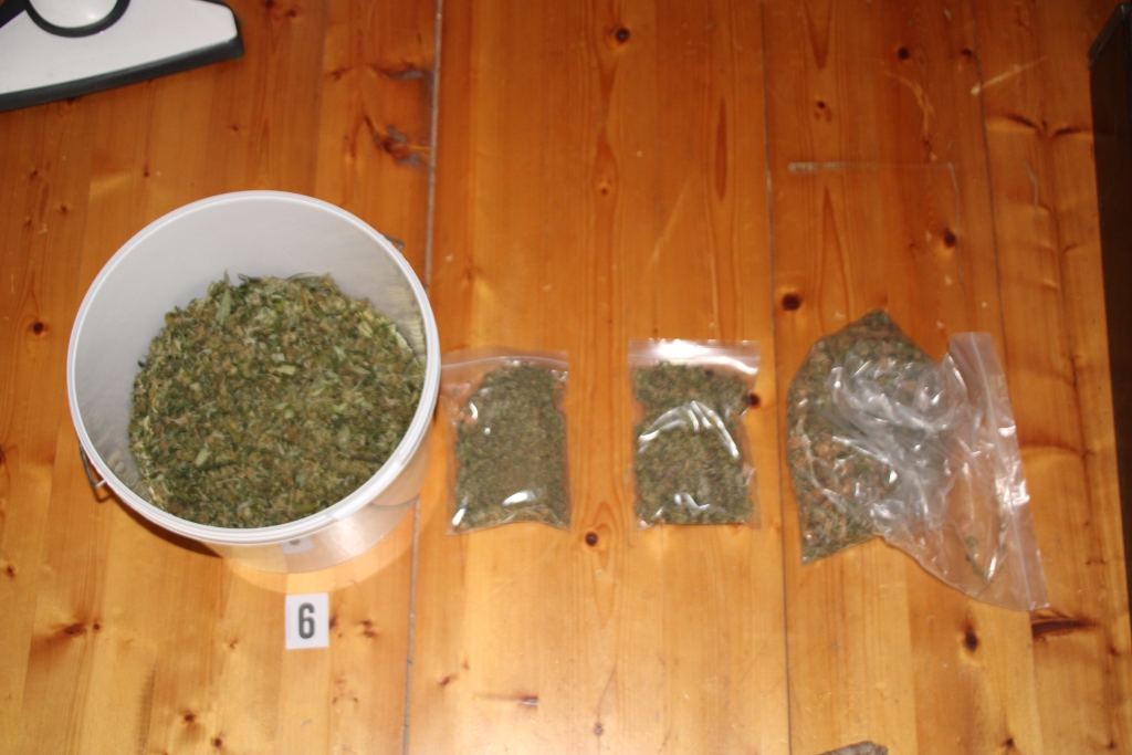 FOTO: V Mozirju policisti zasegli kar kilogram in pol konoplje