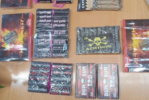 Srednješolcu zasegli prepovedano pirotehniko