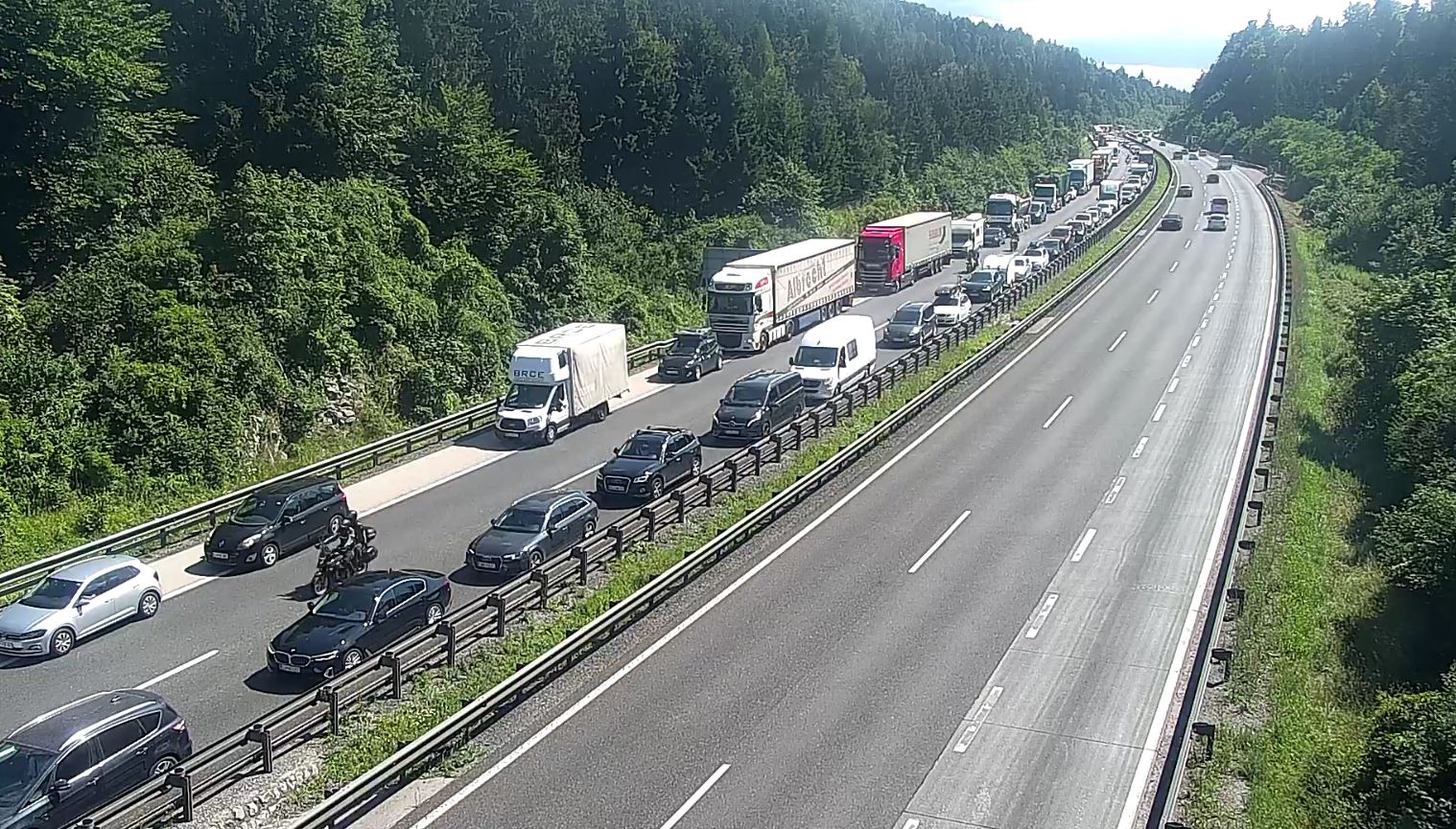 V prazničnem času povečan promet na cestah ter številne omejitve