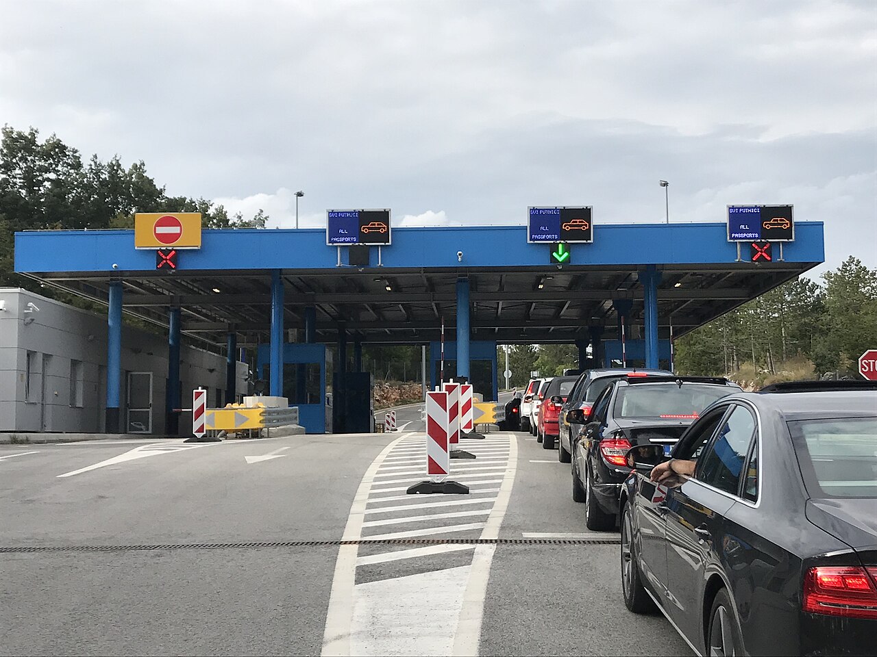 Promet ob koncu praznikov zgoščen, na Hrvaškem kar 10 kilometrov dolge kolone