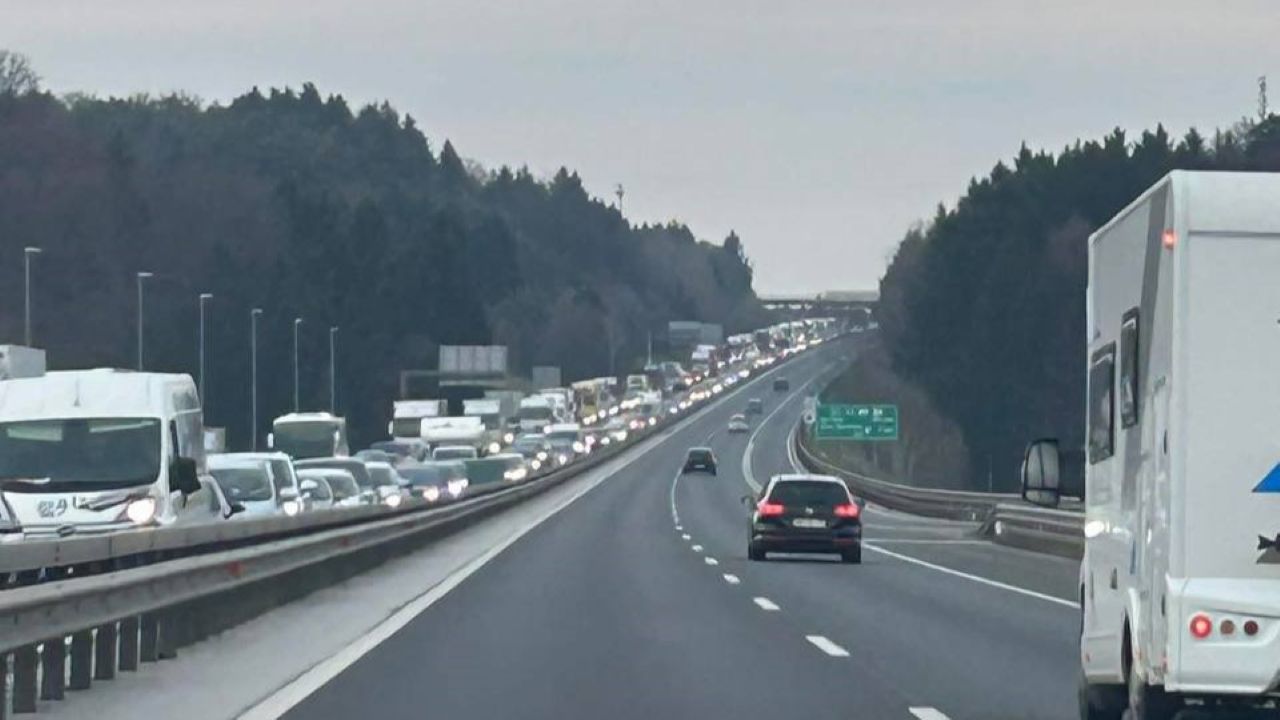 Vozniki v kolonah tudi več kot dve uri: Najhuje pri Slovenski Bistrici in Uncu