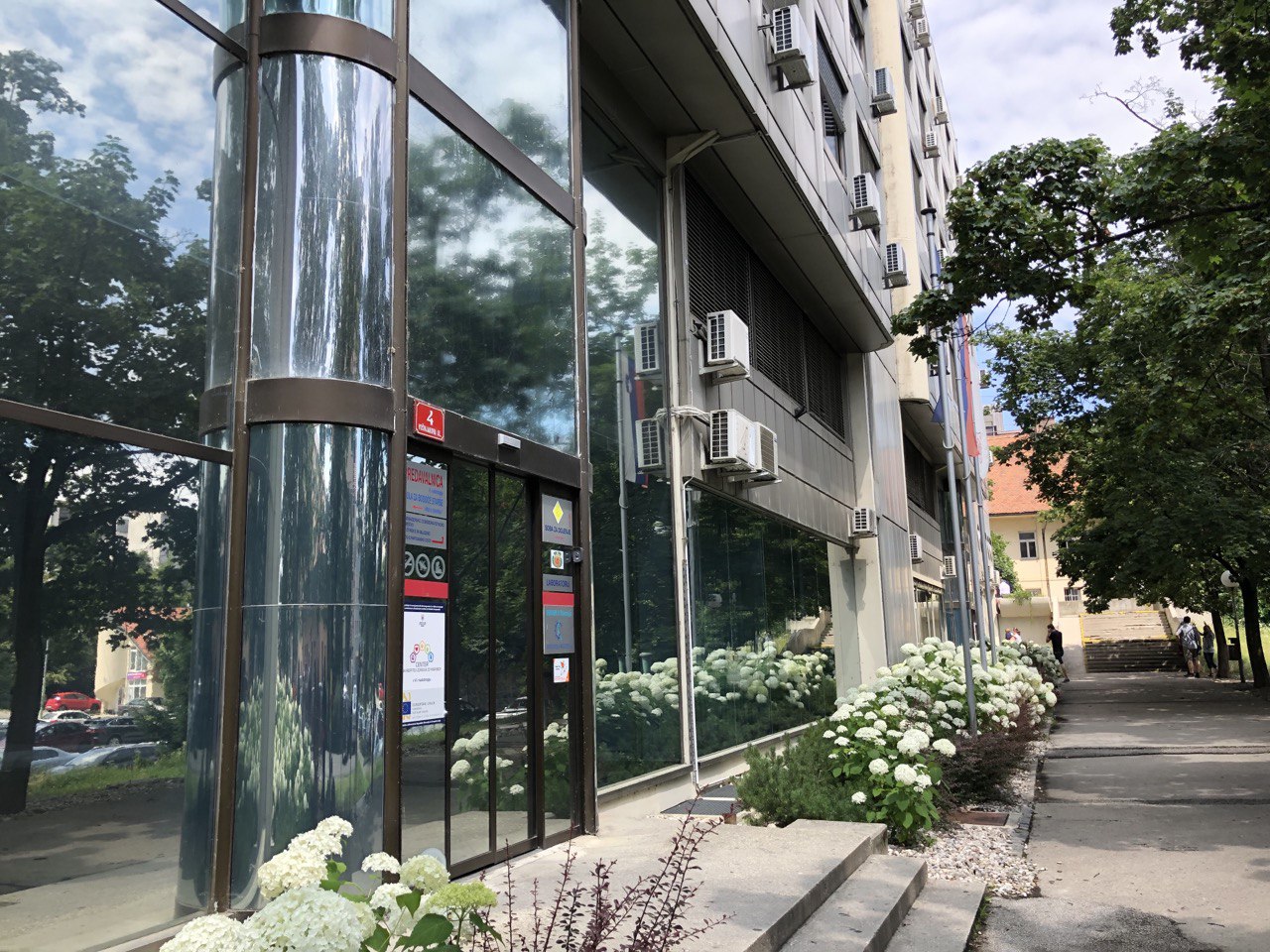 V Mariboru našli recept za pomanjkanje zdravnikov: Poglejte, kaj jim ponudijo, da pridejo k nam