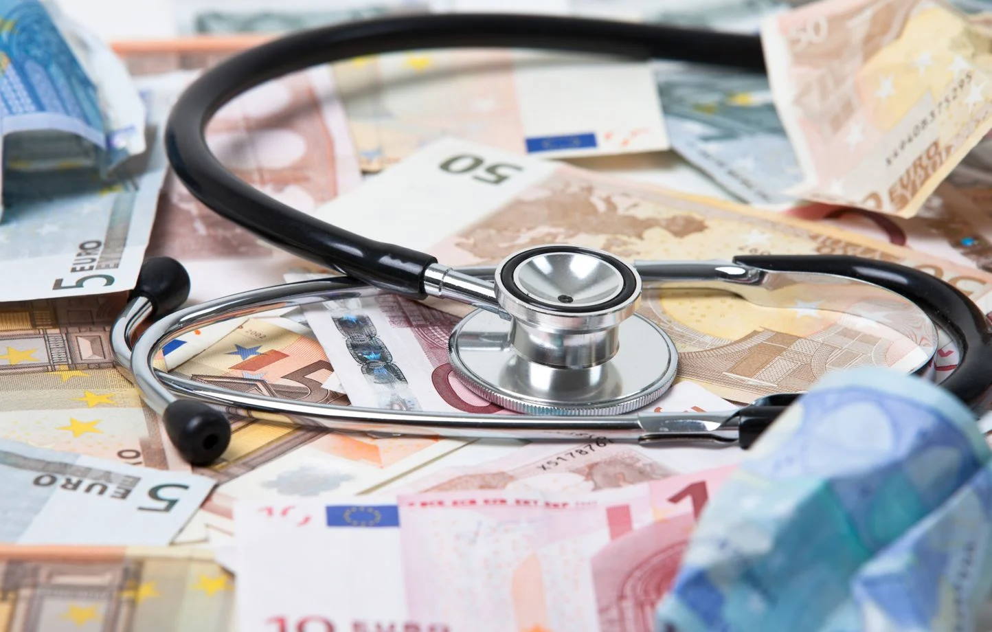 Z današnjim dnem obvezni zdravstveni prispevek 5,9 odstotka višji