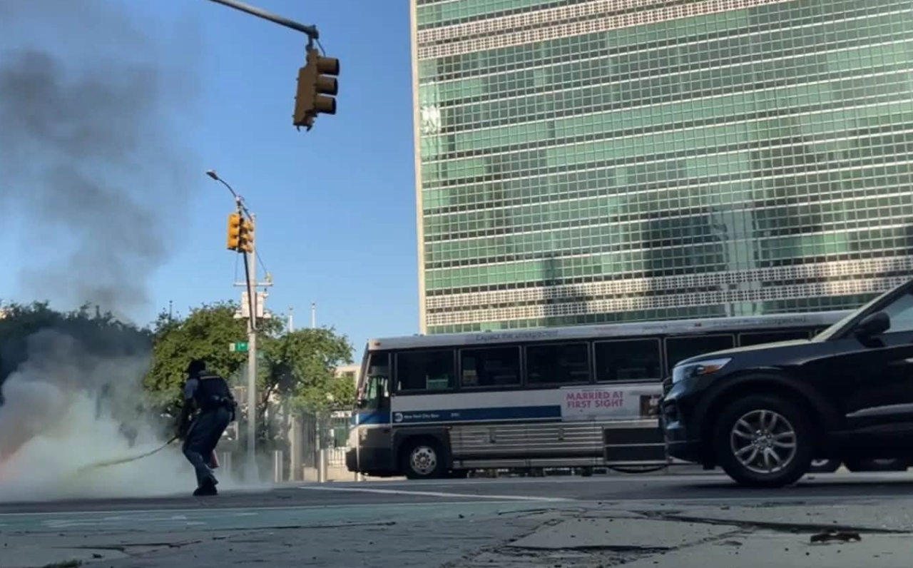 Tragedija v New Yorku, pred sedežem Združenih narodov prišlo do grozljivega incidenta