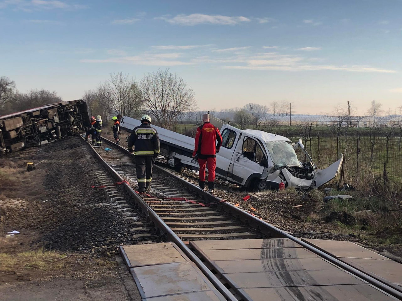 FOTO: V trčenju vlaka in kombija umrlo pet ljudi