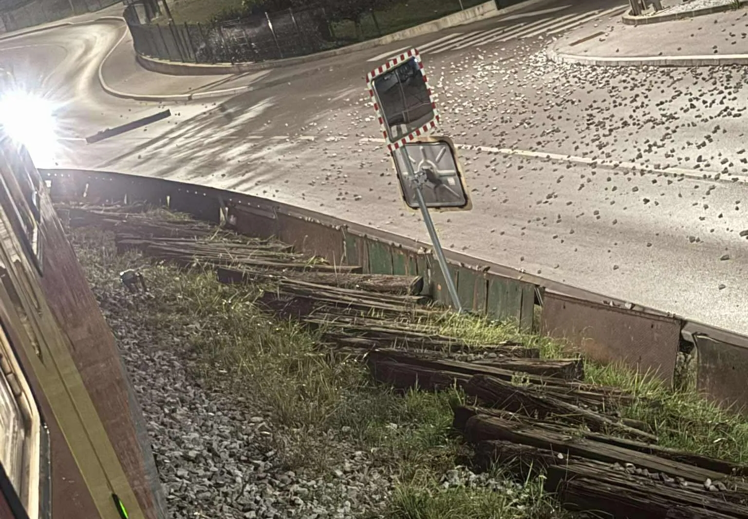 Policisti prijeli osumljence, ki so želeli iztiriti vlak, med njimi tudi mladoletniki