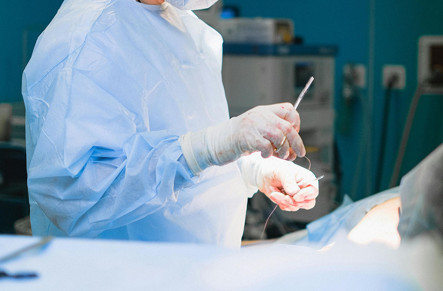 Kirurg priznal hude obtožbe: Med anestezijo spolno zlorabil skoraj 300 pacientov