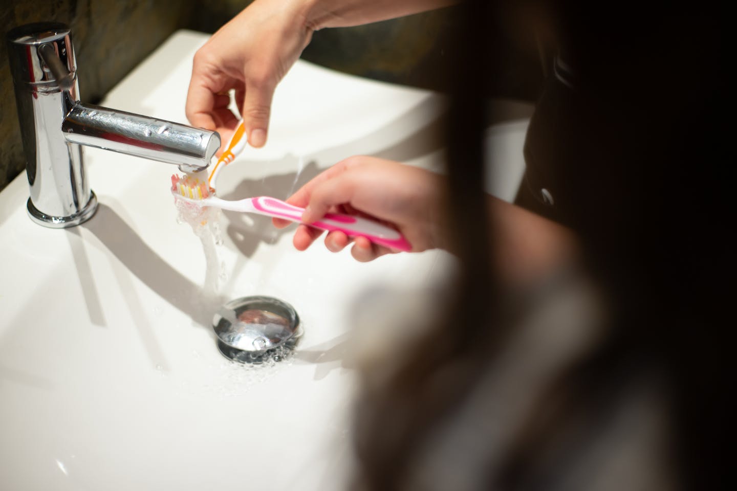 Si ščetkate zobe zjutraj in zvečer? Morda delate več škode kot koristi