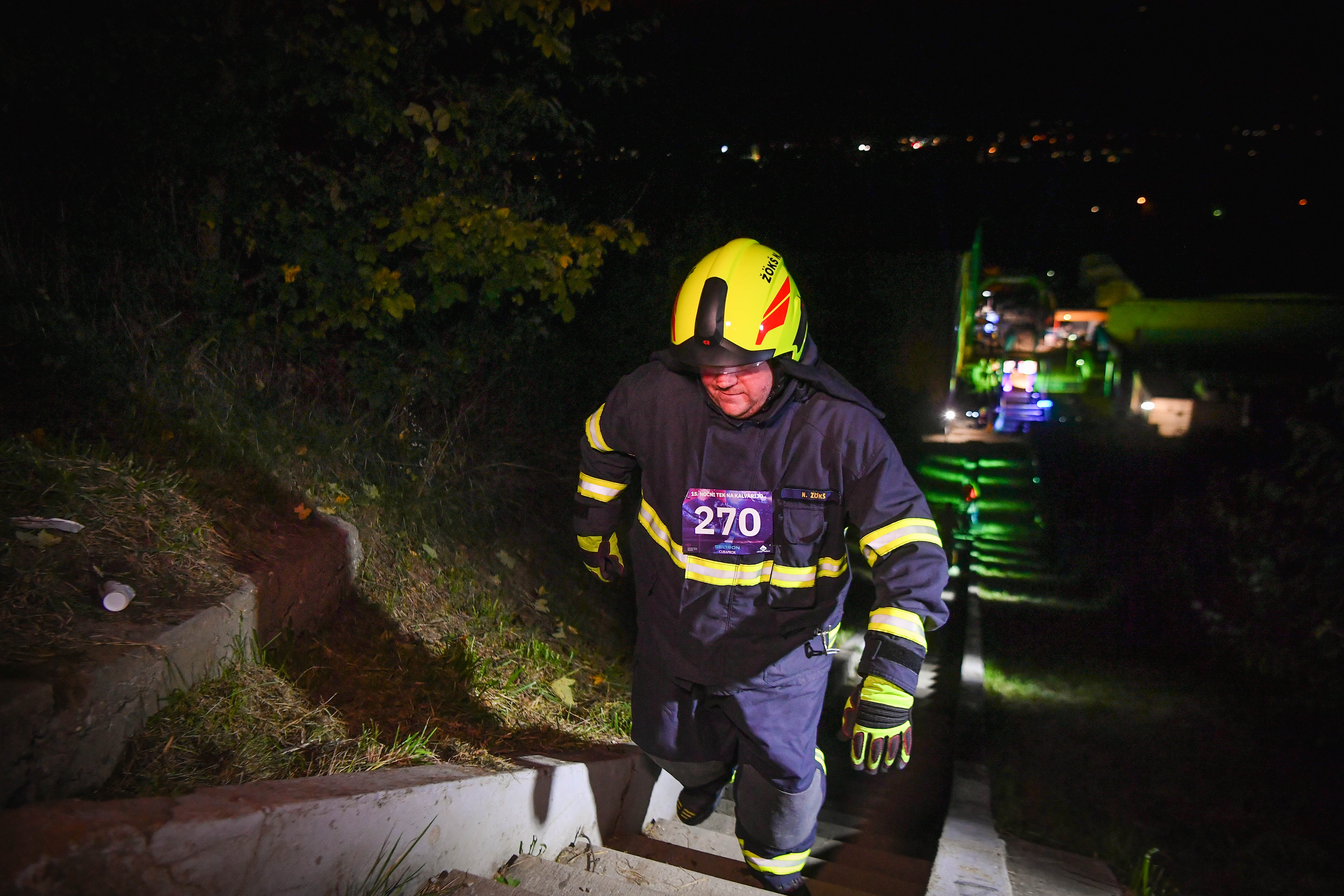 FOTO: Nočni tek na Kalvarijo presegel pričakovanja, stopnice so premagali tudi najmlajši