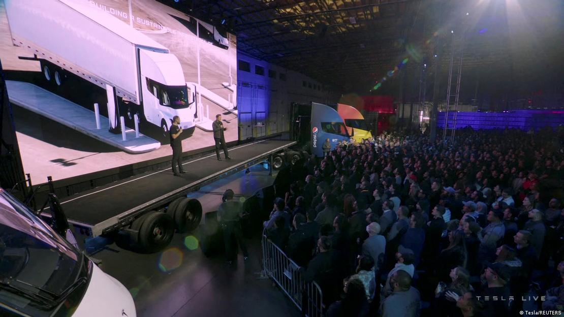 Tesla razkrila prvi tovornjak na baterijski pogon