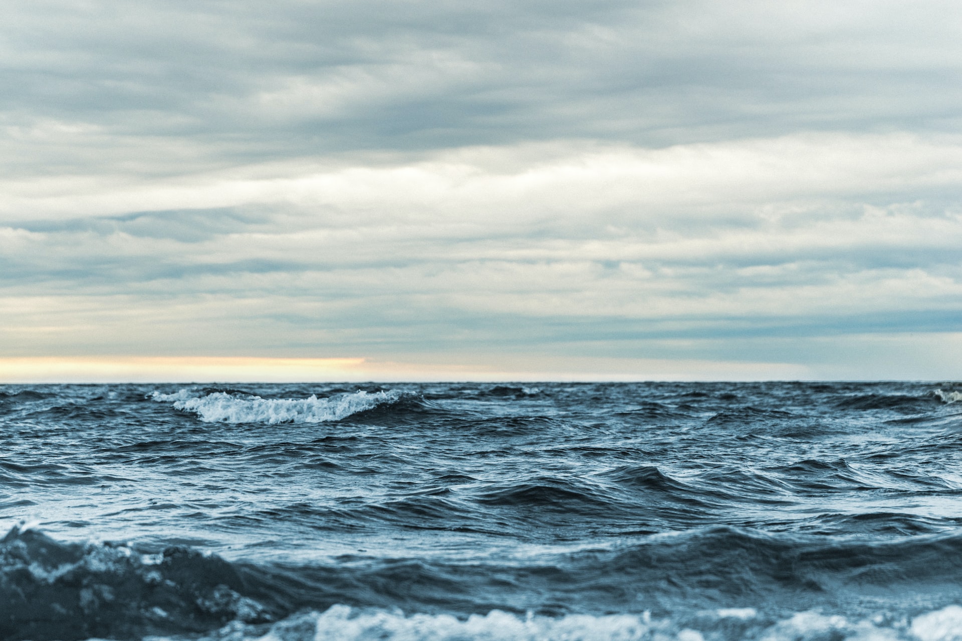 »Magnet za valove«, ki energijo pridobiva kar sredi oceanov?