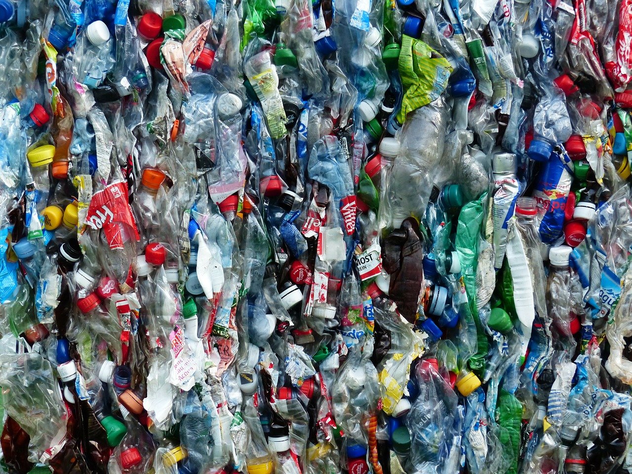 Kdo že četrto leto zapored proizvede največ plastike?