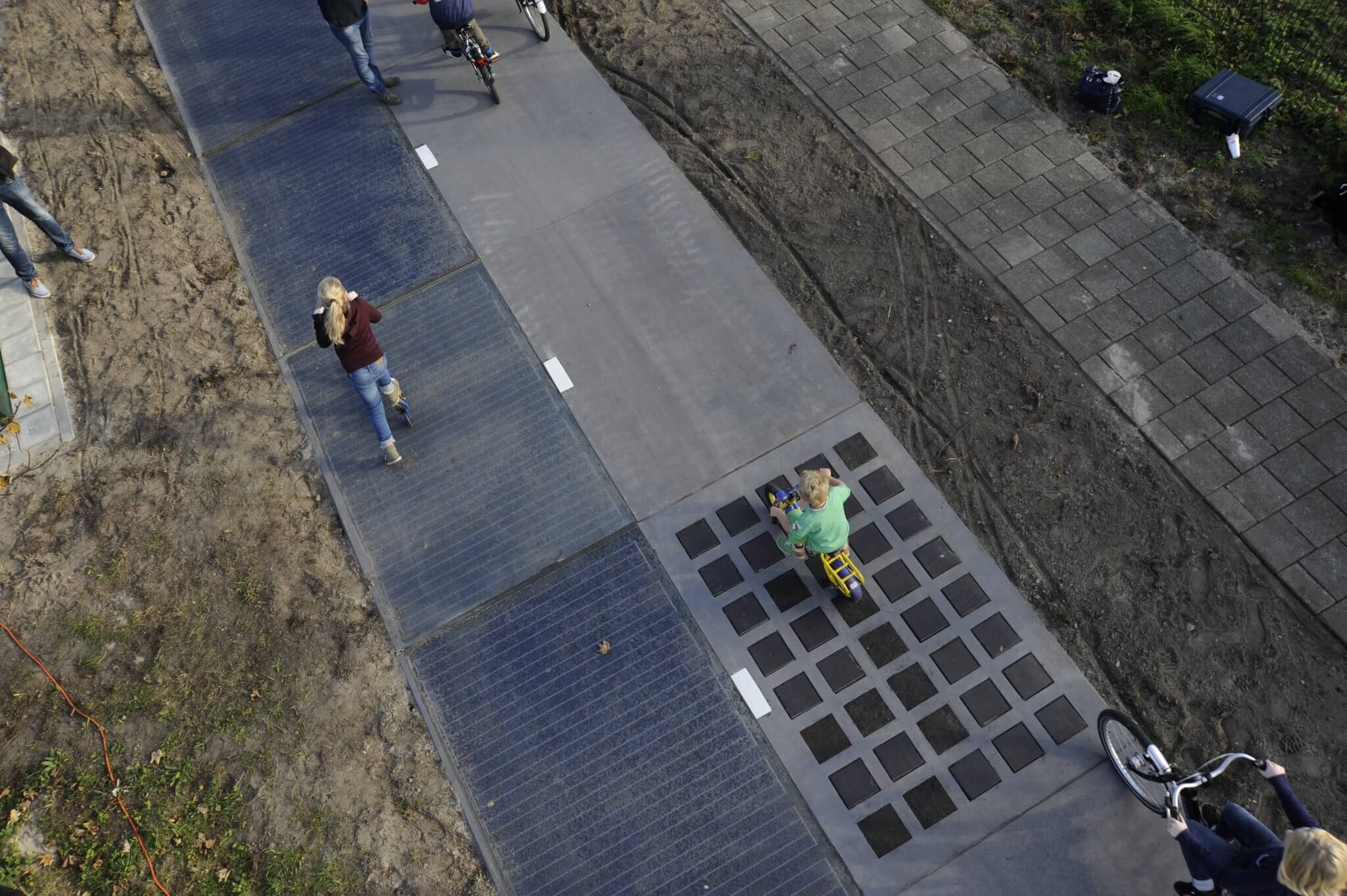 Nizozemci kolesarijo po najdaljši solarni stezi na svetu