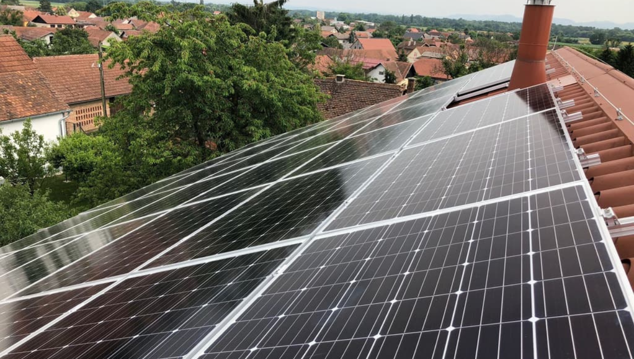 Kako sončna elektrarna vpliva na vaš ogljični odtis? Preračunajte sami!
