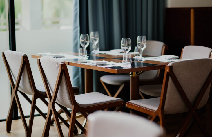 Zakaj so prostori z lesom, kamnom in rastlinami dobri za telo in glavo