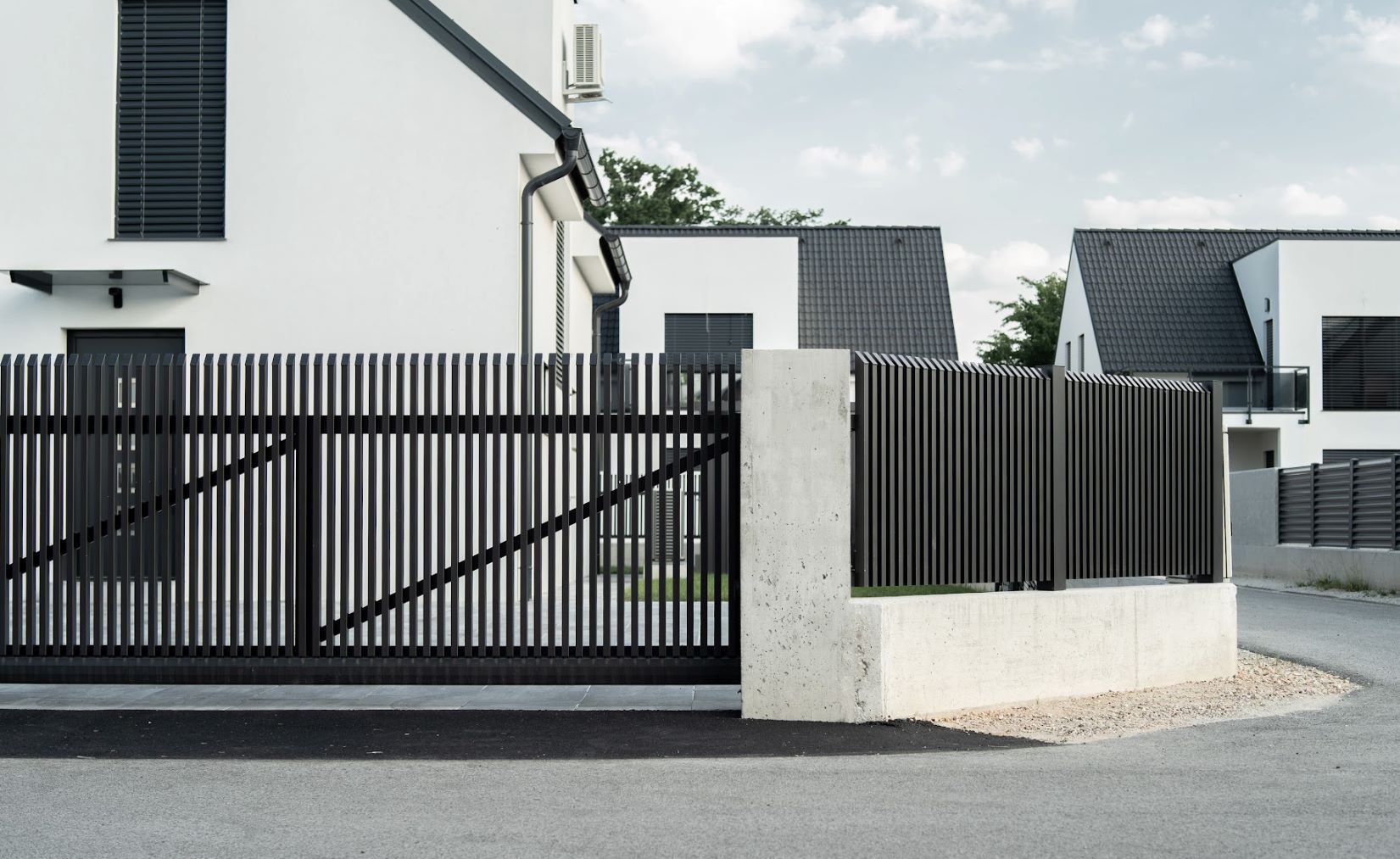 Sodobna arhitektura in izbira ograje – spoznaj raznolikost stilov Guardi ograj!