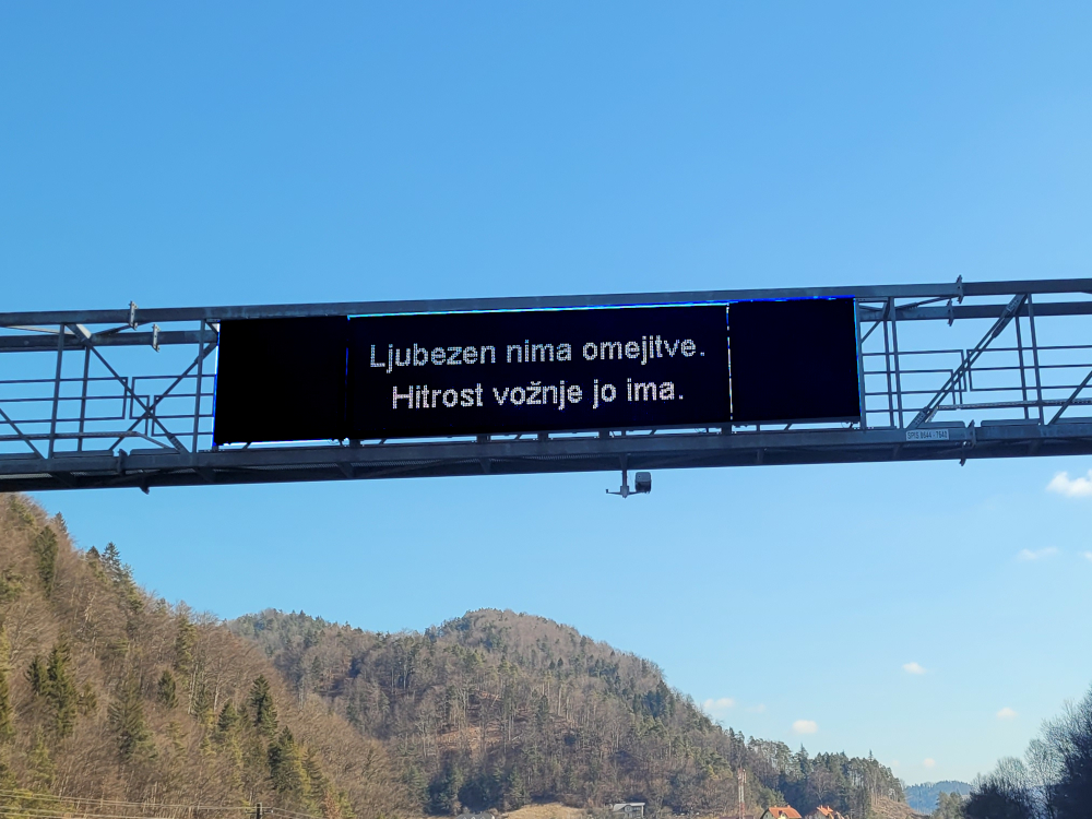 FOTO: Tudi na slovenskih avtocestah je zadišalo po romantiki