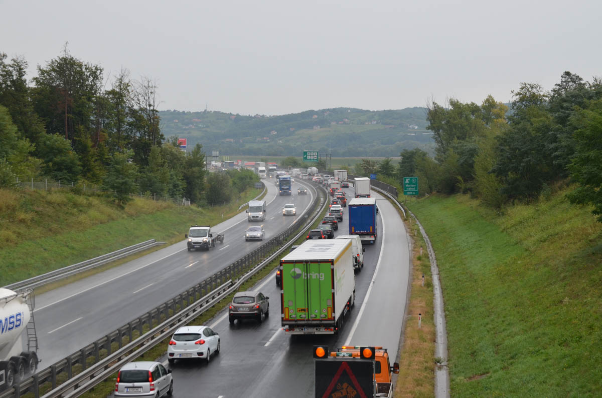 Zaradi gorečega vozila popolnoma zaprta pomurska avtocesta proti Mariboru